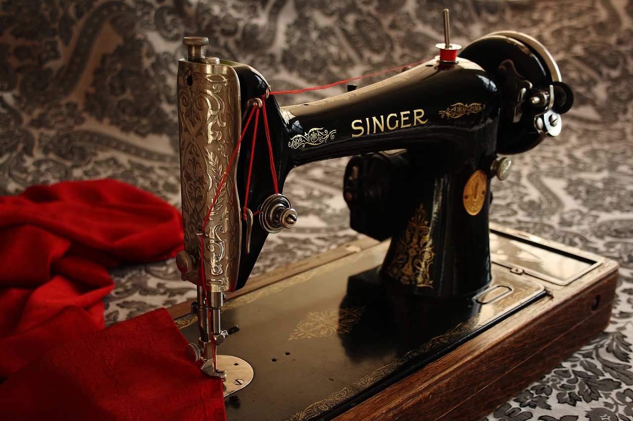 sewing machine, antique, vintage-1806096.jpg